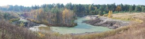 Уход воды при карстовом провале из озера Провал у кладбища села Мухтолово снимок октябрь 2011b
